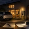 太陽光発電のある戸建てでEVとV2H導入を家族で検討している様子