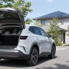 太陽光発電のある戸建て近くに停車した荷室の広い電動SUV