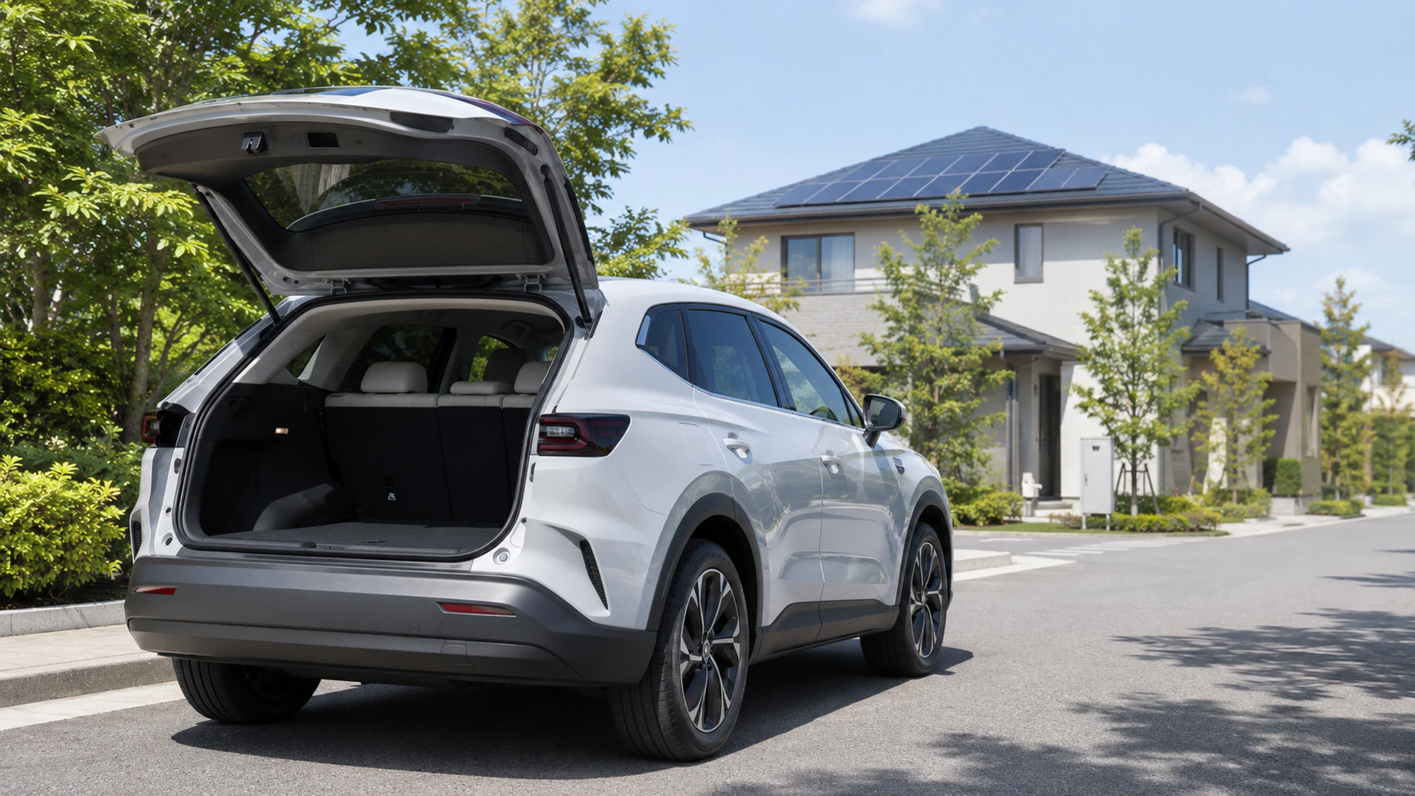 太陽光発電のある戸建て近くに停車した荷室の広い電動SUV