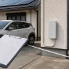 太陽光発電のある戸建てでV2H機器の設置場所を確認している様子