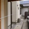 太陽光付き戸建てでV2H工事前の配線ルートと駐車位置を実測する様子